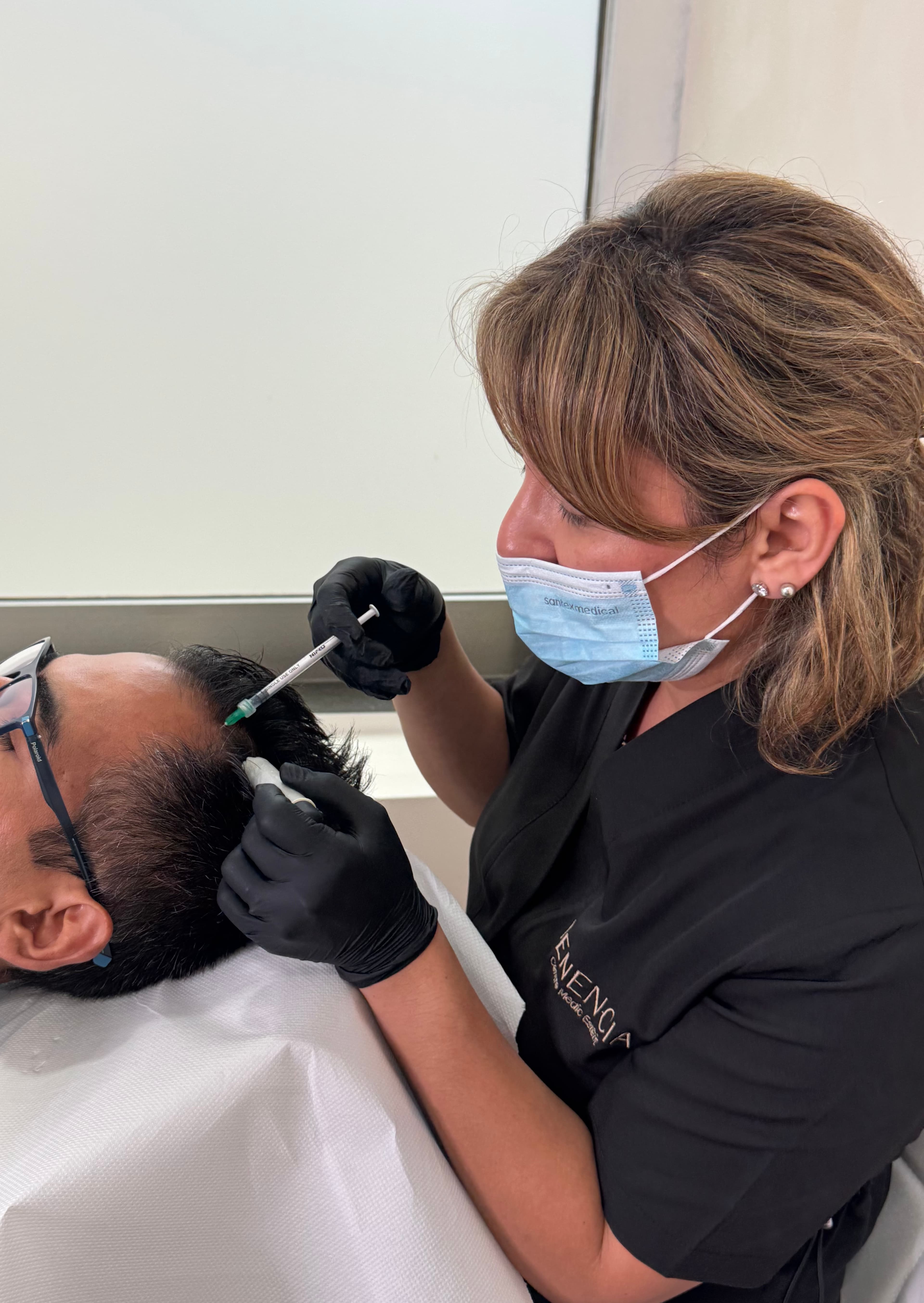 Mesoterapia facial con vitaminas y ácido hialurónico.