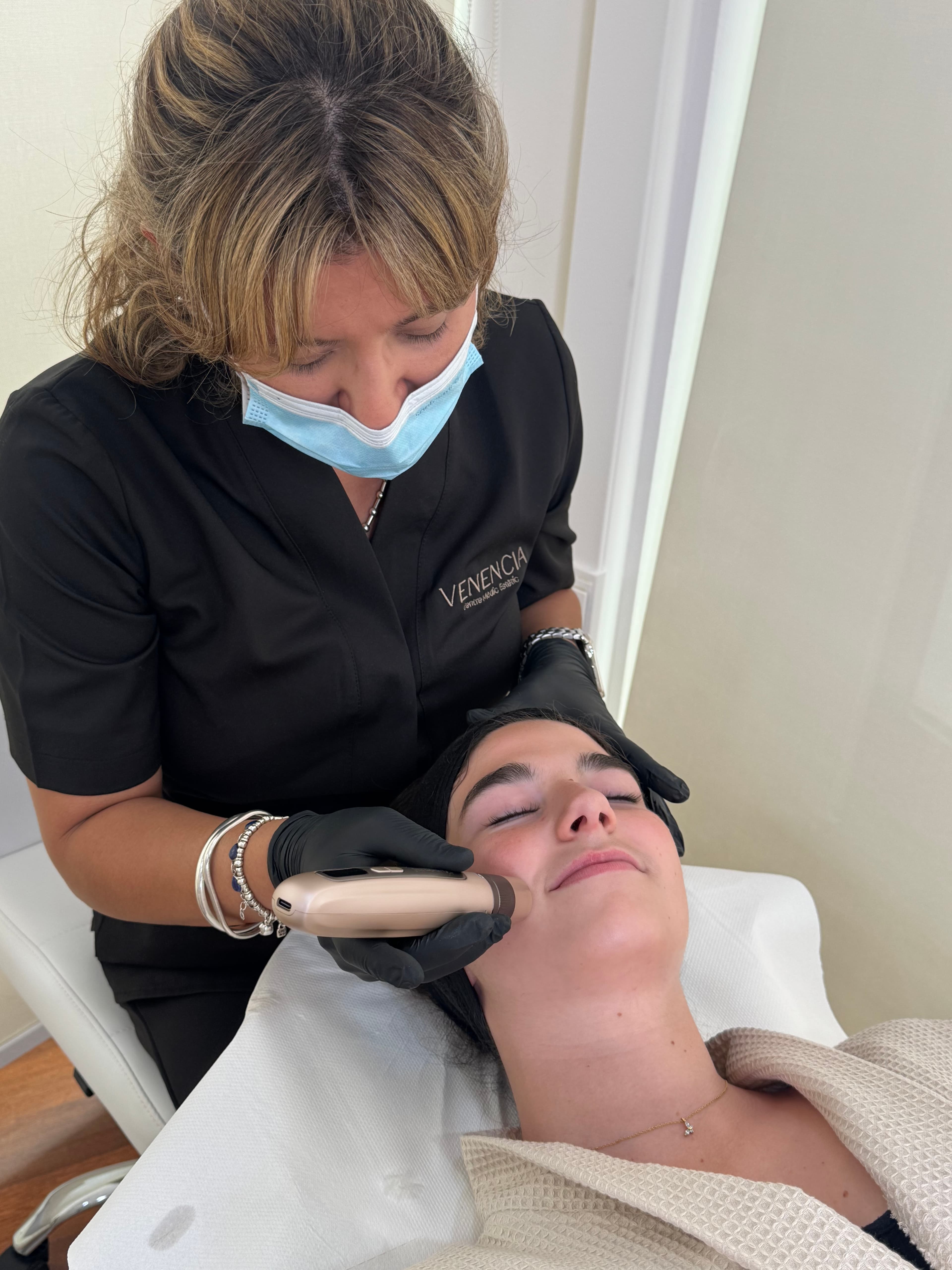 Microneedling médico.
